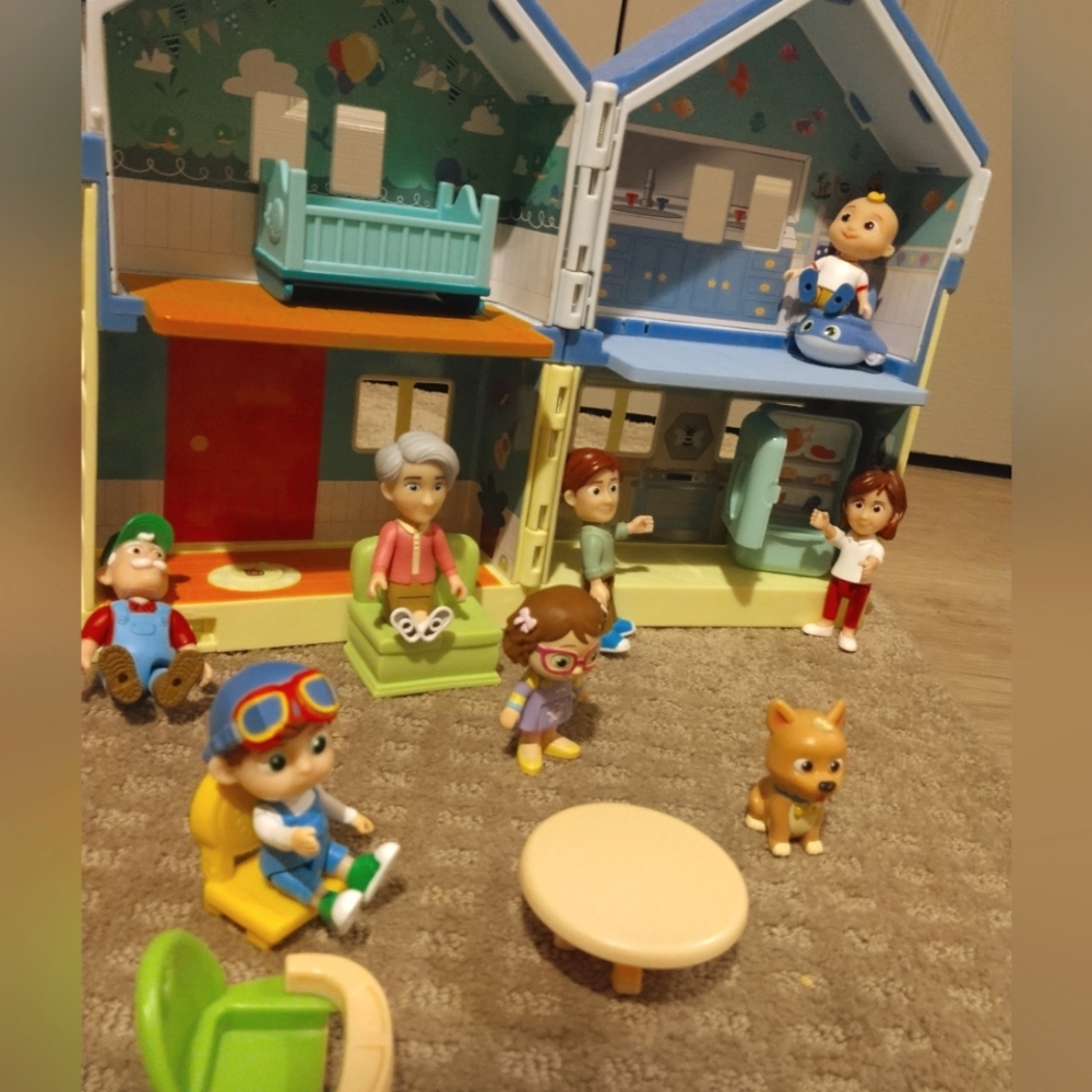 CoComelon Deluxe Family House playset